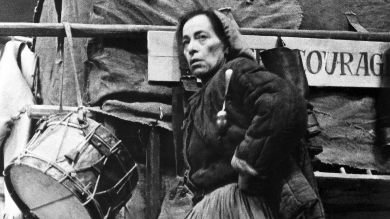 Helene Weigel als "Mutter Courage" während der Premiere im Deutschen Theater in Ost-Berlin am 11. Januar 1949.