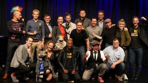 Alle Teilnehmerinnen und Teilnehmer der Kabarettbundesliga 2017 / 2018 bei der Auftaktgala in der Kulturscheune Herborn.