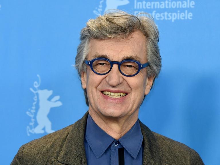 Regisseur Wim Wenders posiert am 10.02.2015 in Berlin während der 65. Internationalen Filmfestspiele auf dem Fototermin zu "Every Thing Will Be Fine". Er lacht.