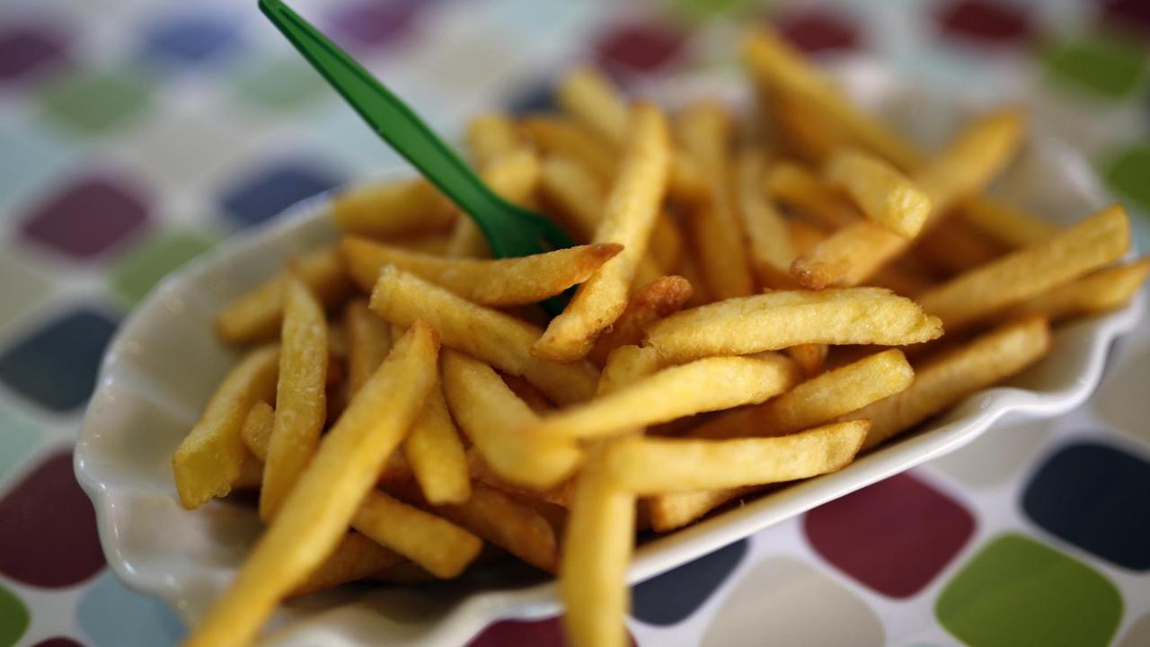 Pommes Frites sind im "Profi-Grill" von Imbissstuben-Besitzer Raimund Ostendorp im Stadtteil Wattenscheid zu sehen. Am 11. April tritt die neue Verordnung der Europäischen Union zum Schutz der Verbraucher in Kraft, um den umstrittenen Stoff Acrylamid in Pommes Frites und anderen Lebensmitteln weiter zu reduzieren.
