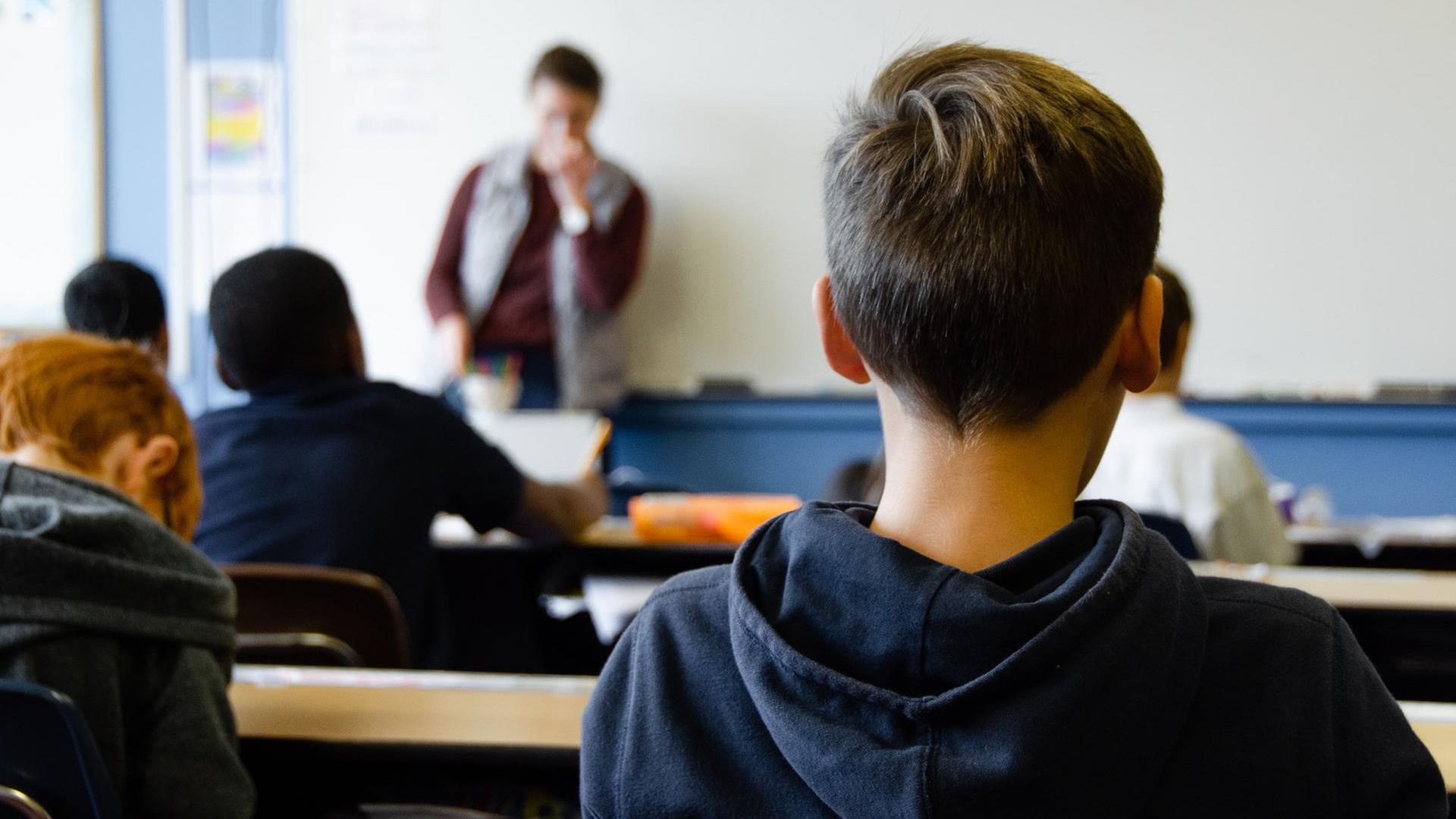 Schüler von hinten fotografiert in der Klasse
