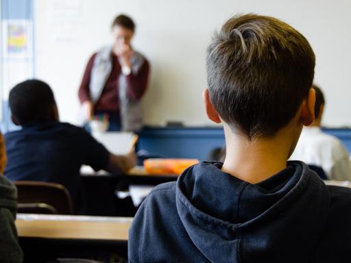 Schüler von hinten fotografiert in der Klasse