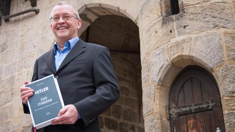 Hobbyhistoriker Harald Sandner mit seiner Chronologie über Adolf Hitler.