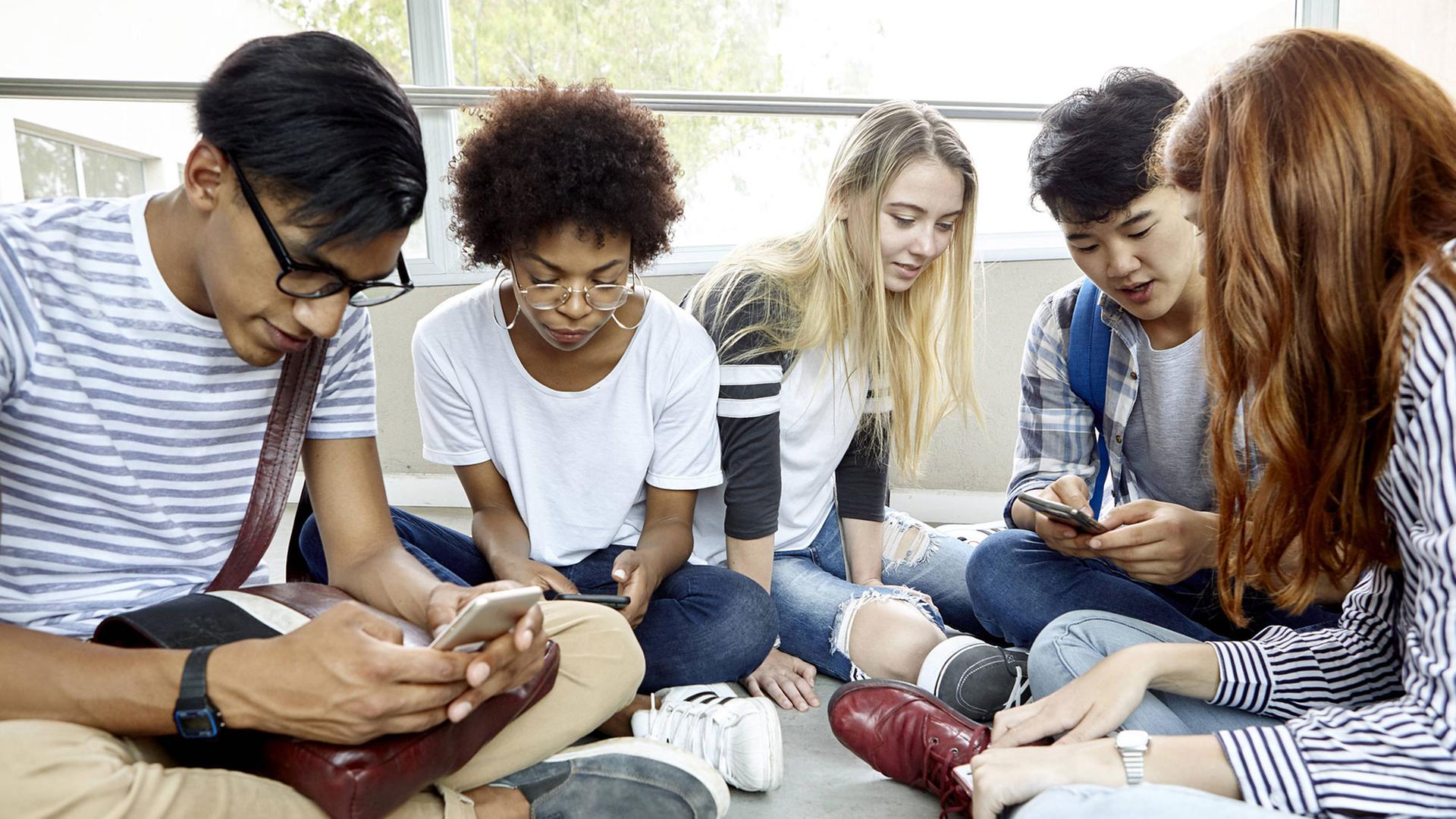 Schüler mit Smartphone