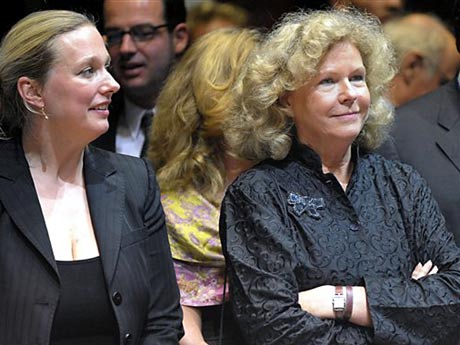 Katharina Wagner (links) und Eva Wagner-Pasquier verfolgen die Abschiedsfeier für ihren Vater Wolfgang Wagner auf der Bühne des Festspielhauses in Bayreuth.