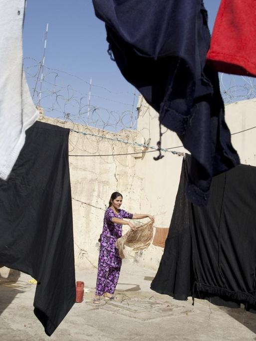 Blick in den Innenhof der Haftanstalt für Frauen in Mazar-E-Sharif in Afghanistan, in dem eine Wäscheleine hängt, im Hintergrund ist eine Frau zu sehen, aufgenommen im Oktober 2010