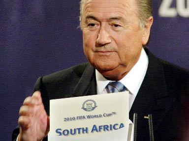 FIFA-Präsident Joseph Blatter bei der Bekanntgabe des Votums für Südafrika