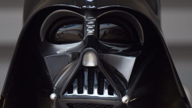 Ein Mann hat sich für das Science-Fiction-Fantreffen "FedCon" am 13.05.2016 in Bonn (Nordrhein-Westfalen) als Darth Vader verkleidet.