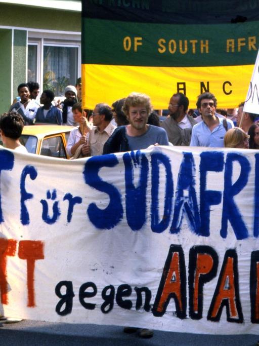 Deutsche Protestler rufen zum Boykott gegen Südafrika auf. Eine erste Form der Divestment-Bewegung