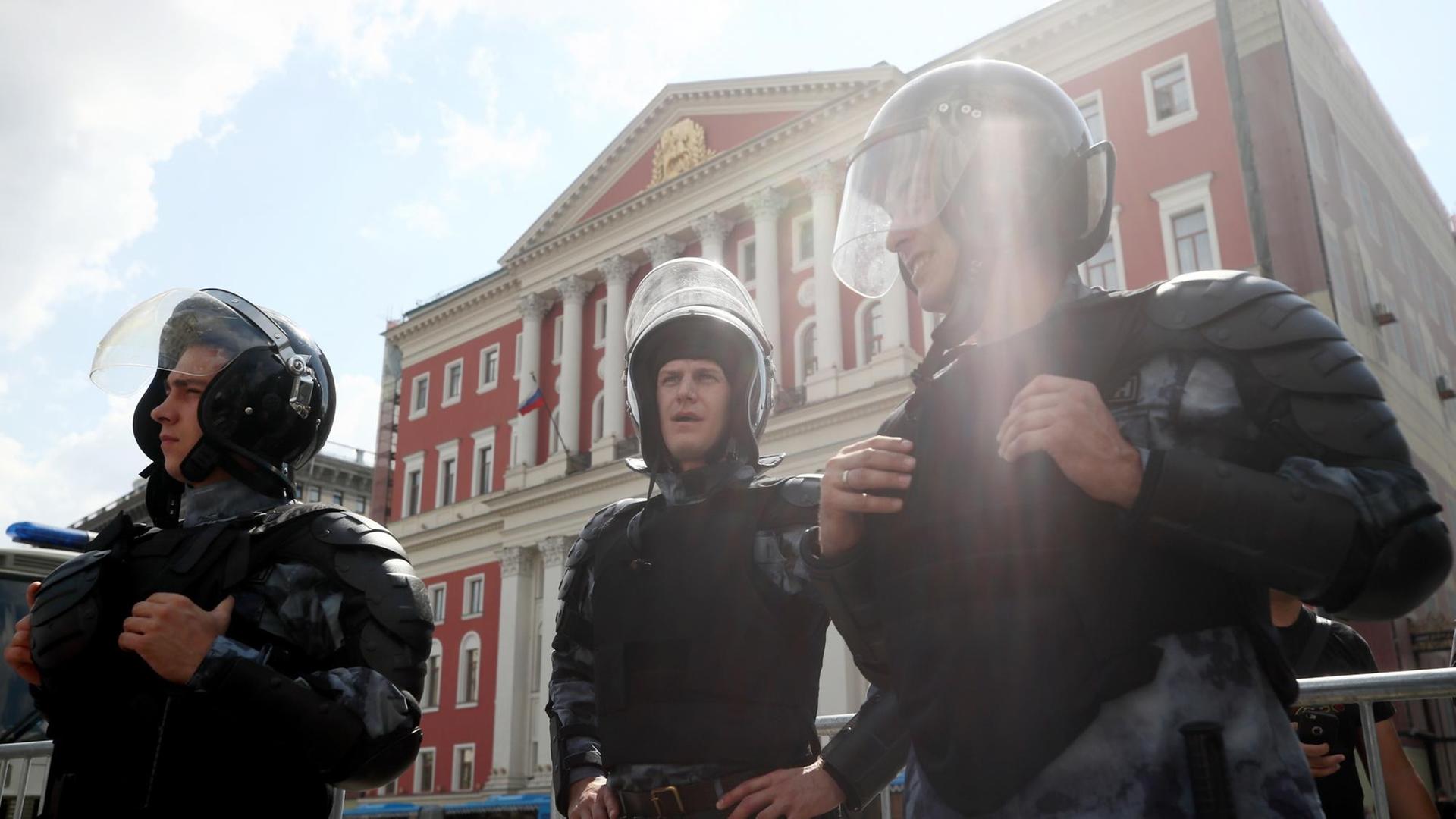 Polizisten vor dem Moskauer Rathaus