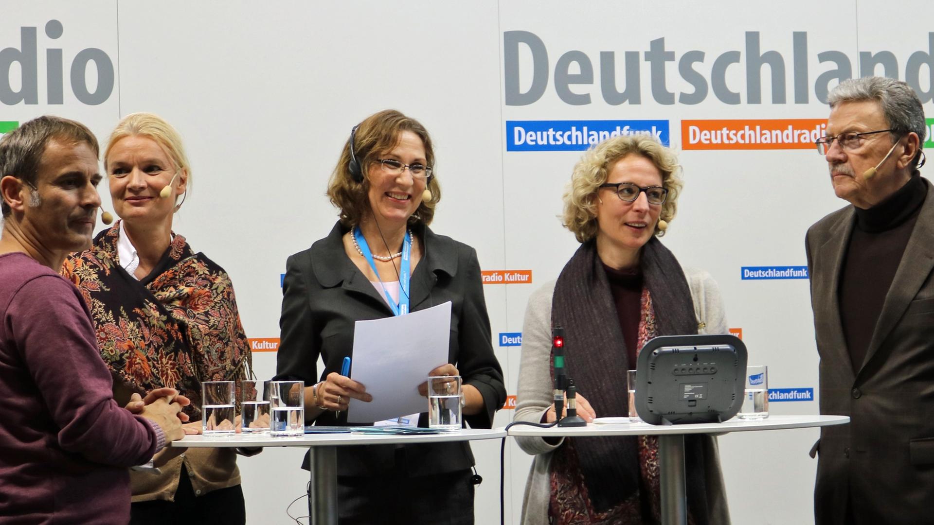Auf der Frankfurter Buchmesse diskutierten am Samstag Ralf Schweikert, Saskia Heintz, Tanya Lieske, Doris Breitmoser und Klaus Kordon (von links).