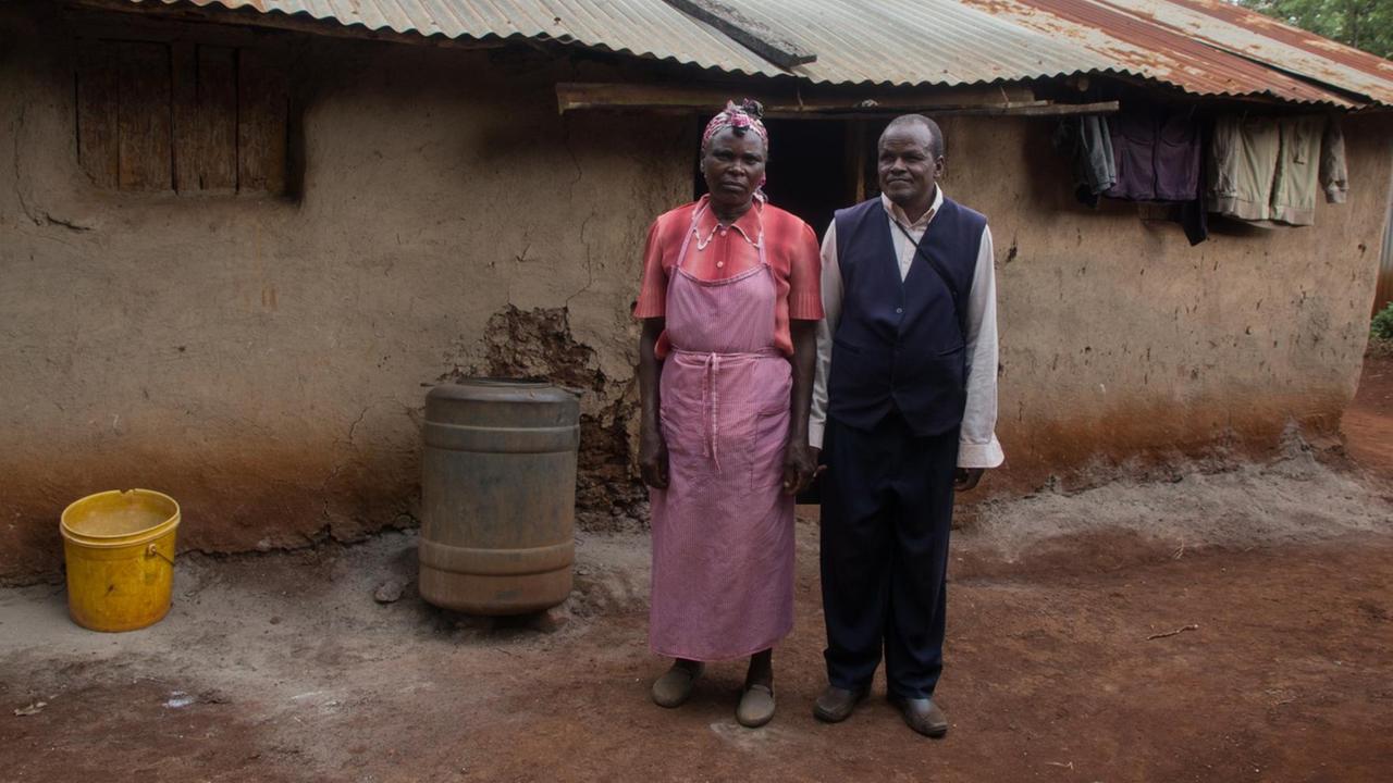 Pharis Karani und seine Frau Margret Wanjiku vor ihrem Haus.