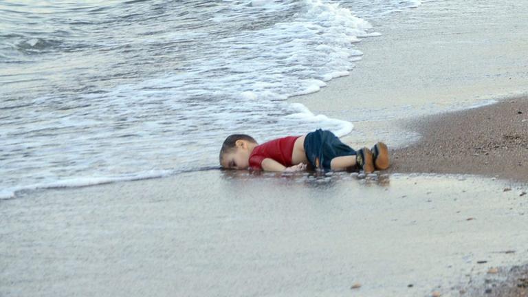 Ein ertrunkenes Kind am Strand von Bodrum (Türkei). Der Junge wurde später als Aylan Kurdi identifiziert.