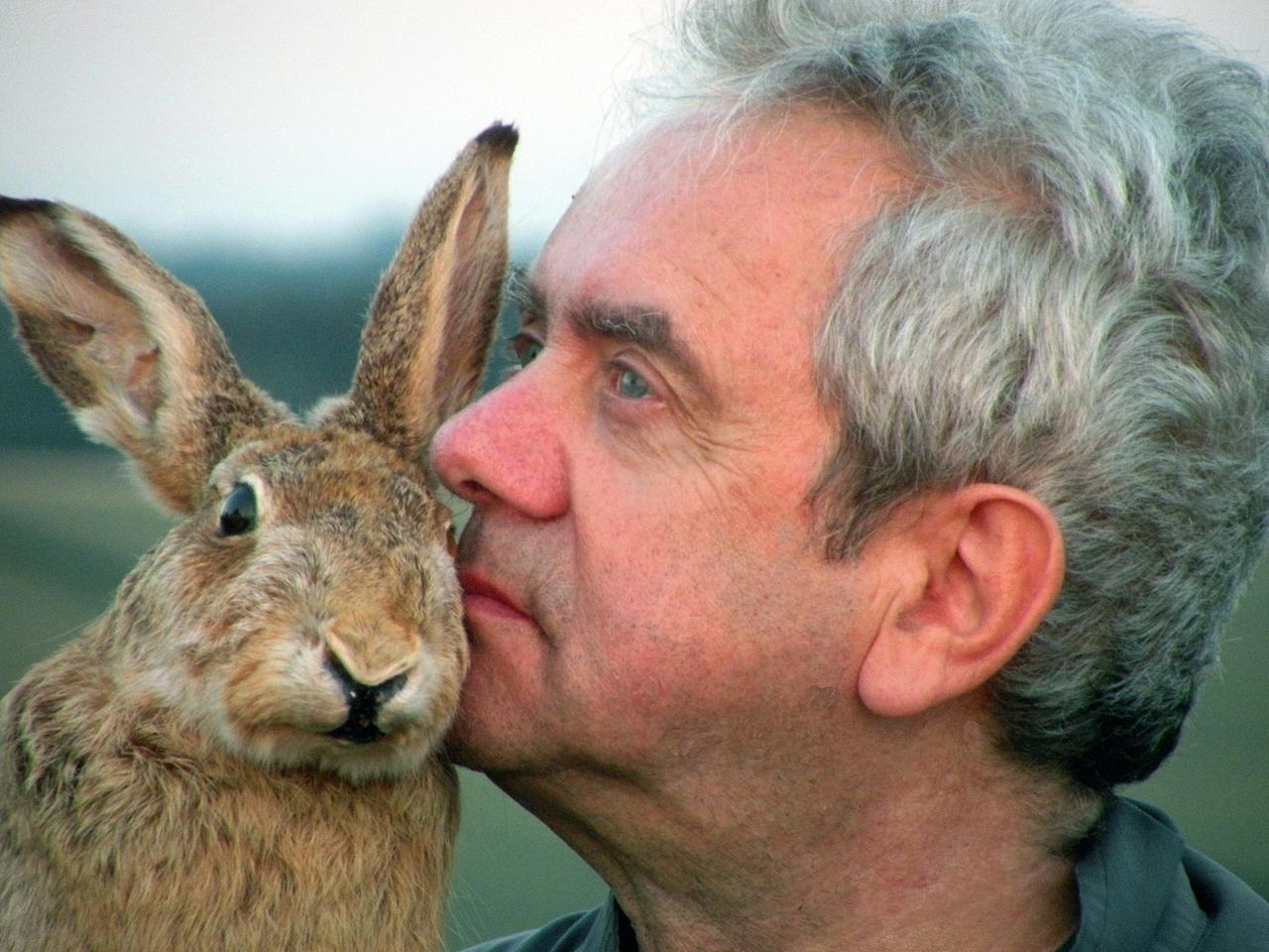 Willy Puchner kuschelt mit einem Hasen. 