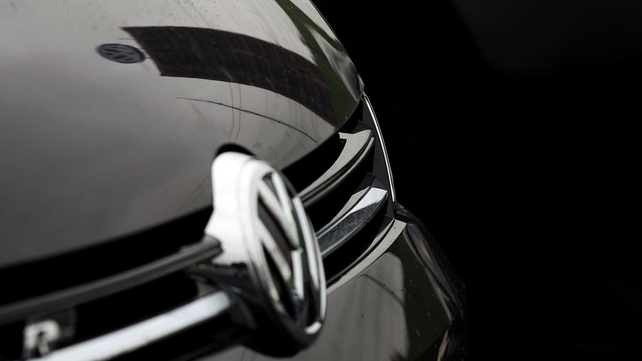 Logo von VW in Volkswagen reflektiert auf der Motorhaube eines VW-Autos