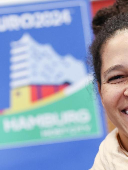 Zu sehen ist die ehemalige Fußballerin Celia Sasic. Sie ist Botschafterin der UEFA EURO 2024.