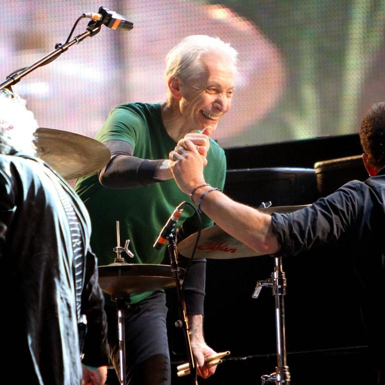 Der Schlagzeuger Charlie Watts bedankt sich auf der Bühne bei einem Konzerttechniker vor einem Konzert der Rollings Stones in London am 24. August 2021.
