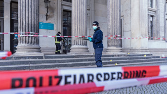 Ermittler vor dem Grünen Gewölbe - davor ein rot-weißes Band mit der Aufschrift "Polizeiabsperrung" Ermittler vor dem Grünen Gewölbe - davor ein rot-weißes Band mit der Aufschrift "Polizeiabsperrung"