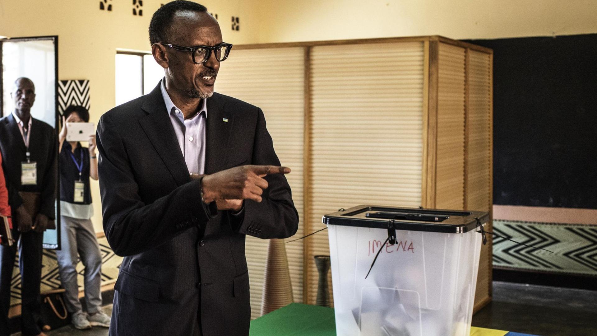 Ruandas Präsident Paul Kagame in dunklem Anzug bei der Stimmabgabe in einem Wahllokal in Kigali.