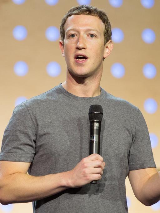 Der Facebook-Chef Mark Zuckerberg während einer Veranstaltung mit rund 1400 Zuschauern in der Arena Berlin.