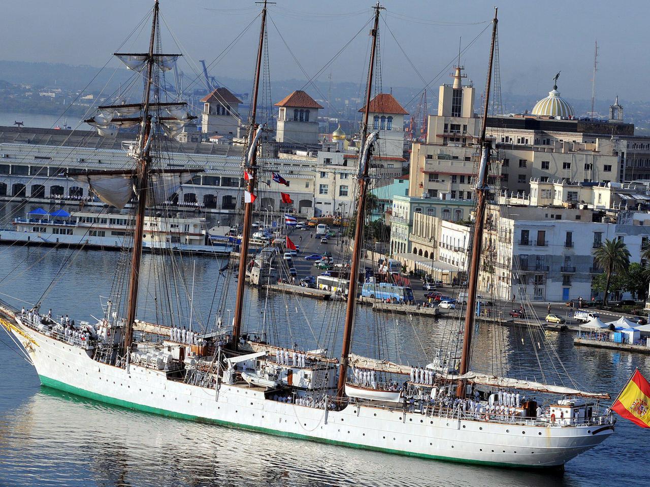 Ein spanisch beflaggtes Schiff fährt im Hafen von Havanna ein.