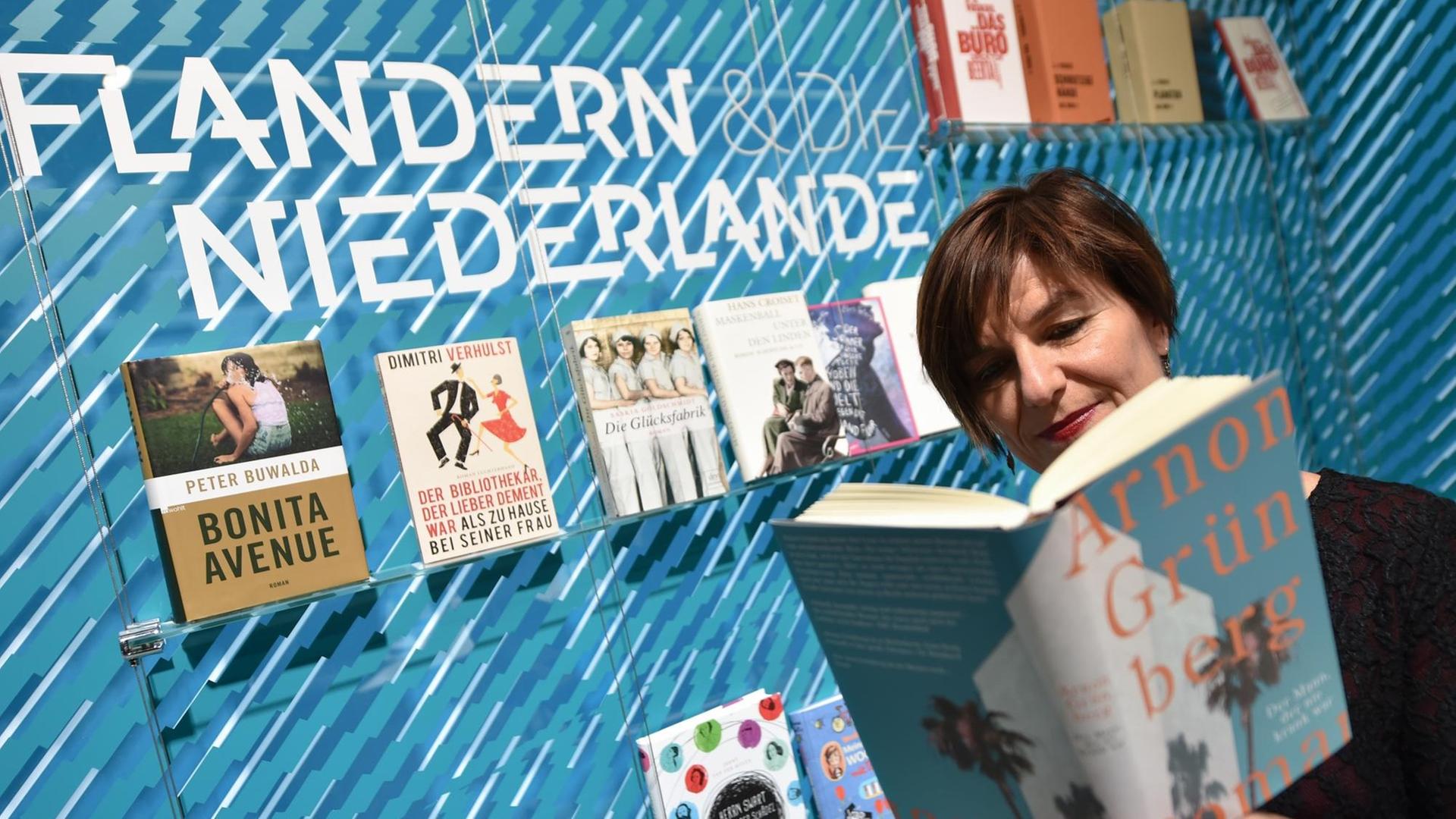 Judith Uyterlinde aus Amstardam liest am 15.10.2015 auf der Buchmesse in Frankfurt am Main (Hessen) am Stand von Flandern und den Niederlanden in einem Roman des niederländischen Schriftstellers Arnon Grünberg. Flandern und die Niederlande sind 2016 Ehrengast der Buchmesse.