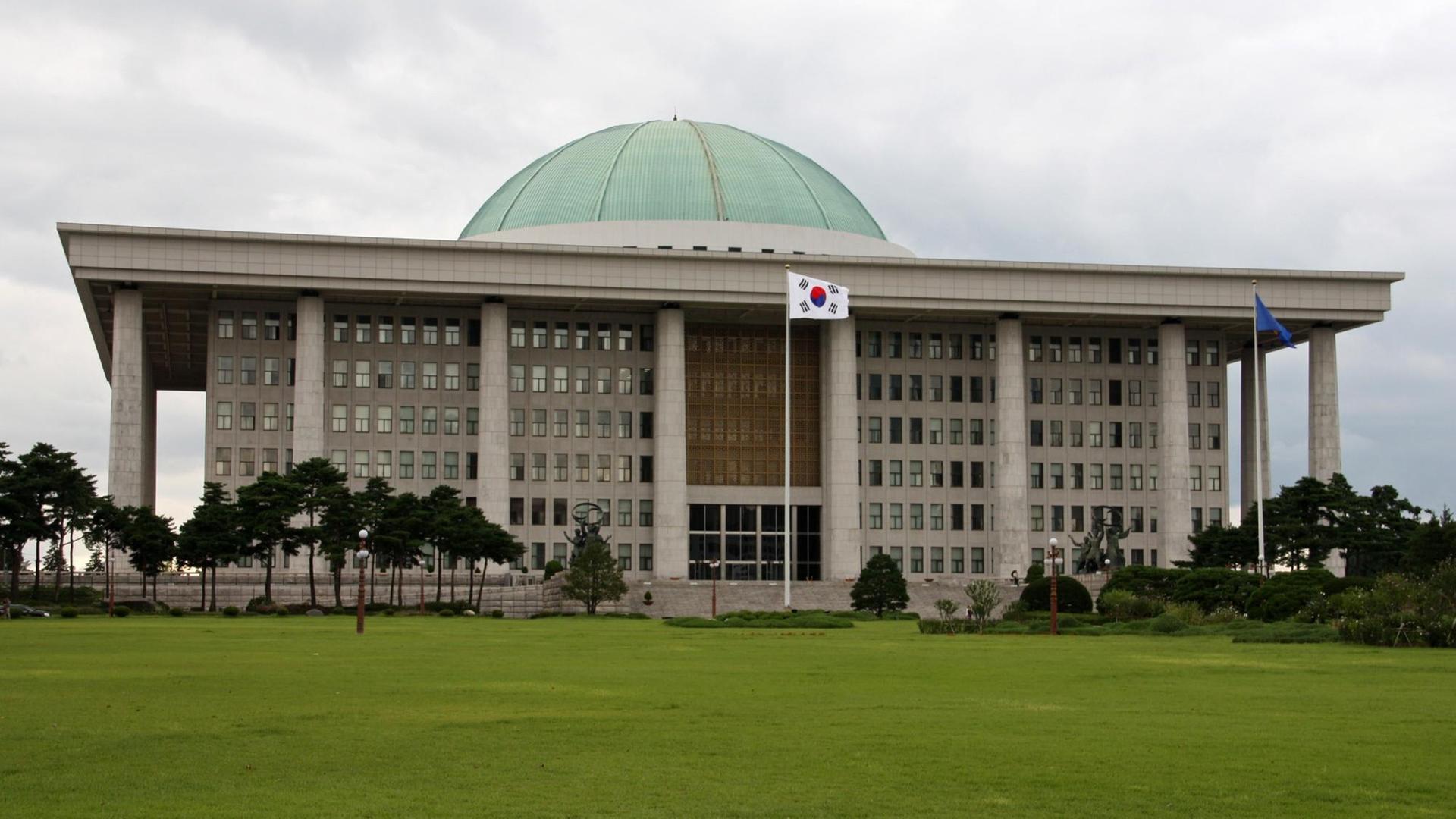 Südkorea: Frontansicht der Gukhoe Nationalversammlung (Parlament) in Seoul.