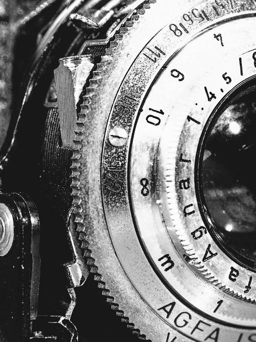 Nahaufnahme eines alten Fotoapparates der Marke Agfa