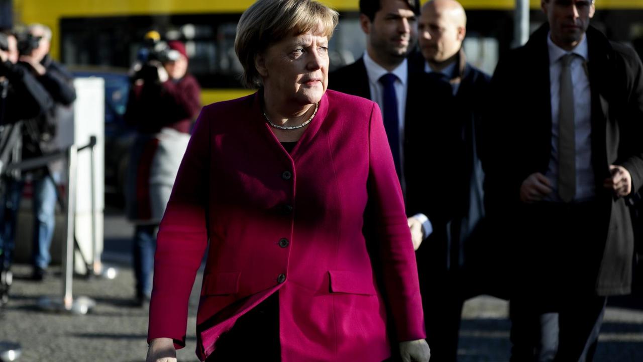 Bundeskanzlerin Angela Merkel (CDU) kommt zu den Koalitionsverhandlungen von CDU, CSU und SPD in der CDU-Parteizentrale.
