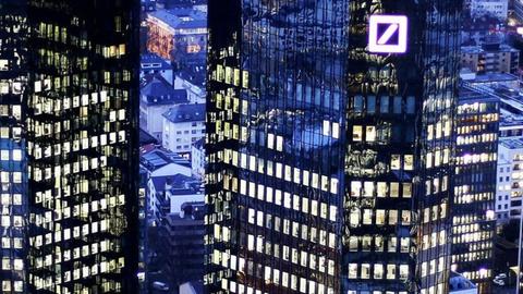 Das Foto zeigt die Türme der Deutschen Bank in Frankfurt am Main.