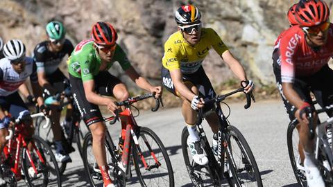 Mehrere Radprofis, unter ihnen der Deutsche Maximilian Schachmann im gelben Trikot, fahren am 14. März 2020 beim Radrennen Paris - Nizza.