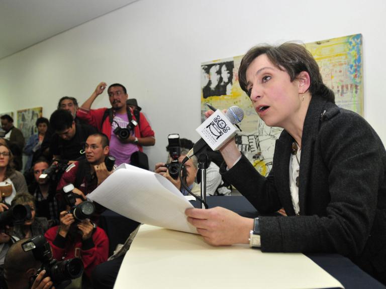 Die mexikanische Journalistin Carmen Aristegui bei einer Pressekonferenz in Mexiko-Stadt am 09.01.2011.