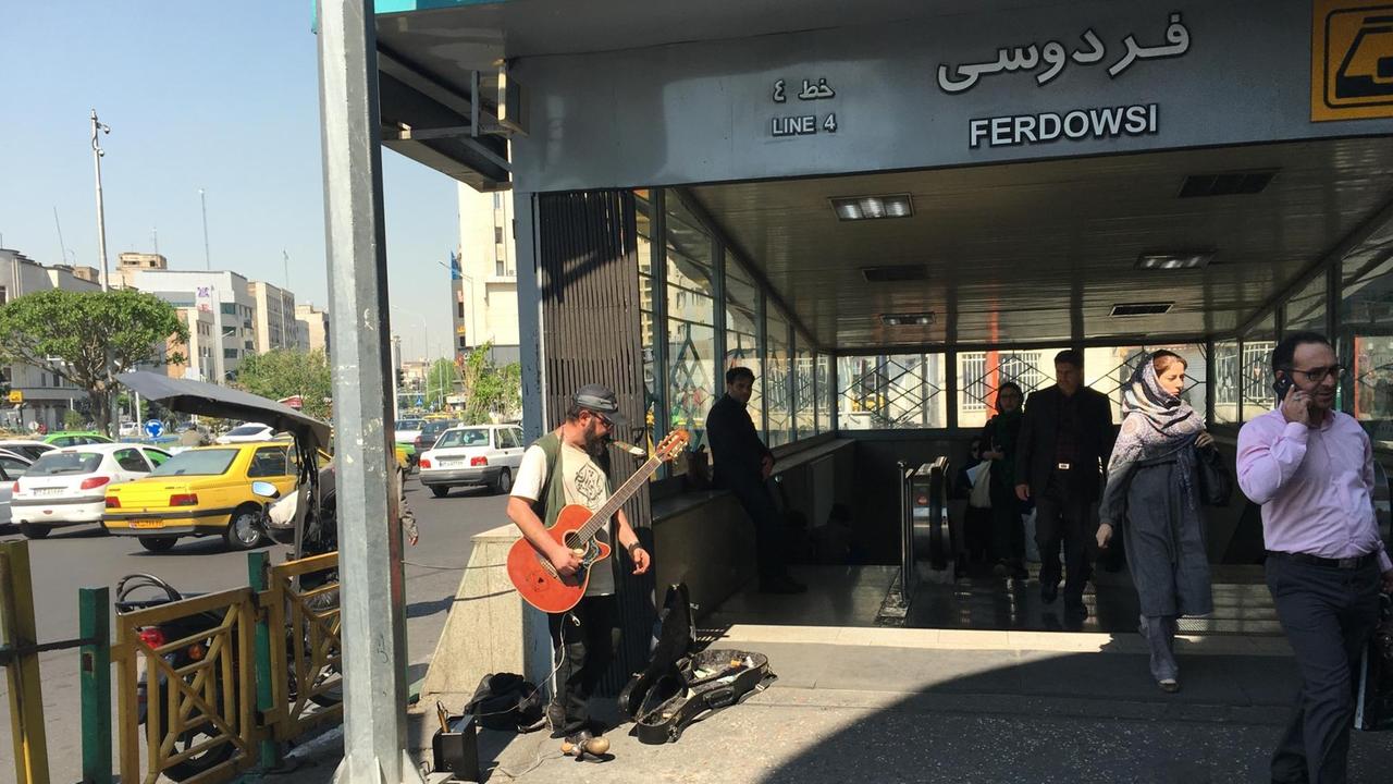 Straßenmusiker in Teheran vor einem Eingang zur Metro