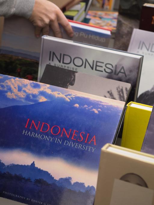 Bücher werden auf der Buchmesse in Frankfurt am Main im Pavillon des Gastlandes Indonesien sortiert.