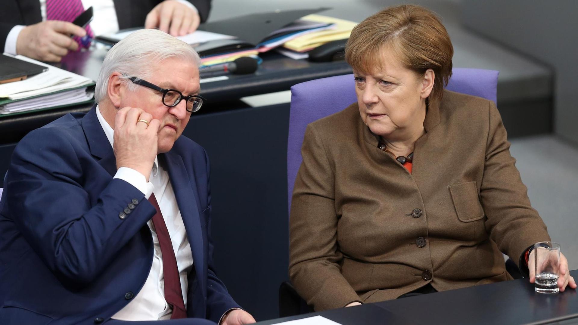 Bundeskanzlerin Angela Merkel (CDU) und Bundesaußenminister Frank-Walter Steinmeier (SPD) verfolgen am 25.02.2016 im Deutschen Bundestag in Berlin die Debatte um Einführung beschleunigter Asylverfahren.