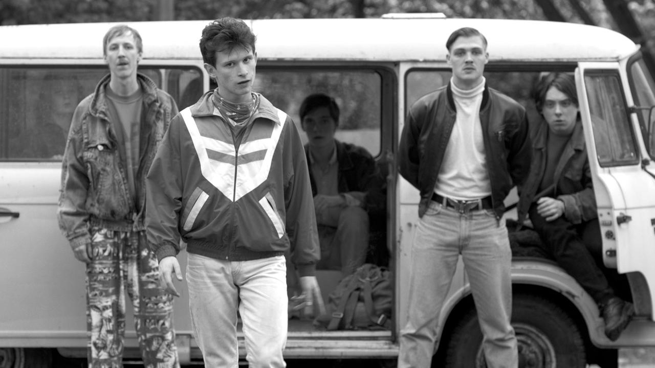 Tabor (Jakob Bieber), Robbie (Joel Basmann), Sandro (David Schütter) und Goldhahn (Paul Gäbler) treffen auf die Polizei in einer Szene des Kinofilms "Wir sind jung. Wir sind stark.".