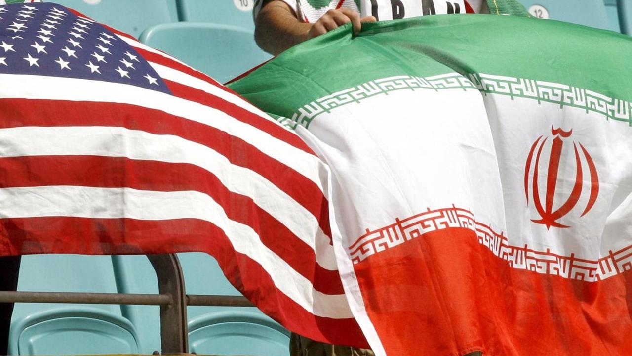 Das Foto zeigt die Fahnen von dem Land USA und dem Land Iran.