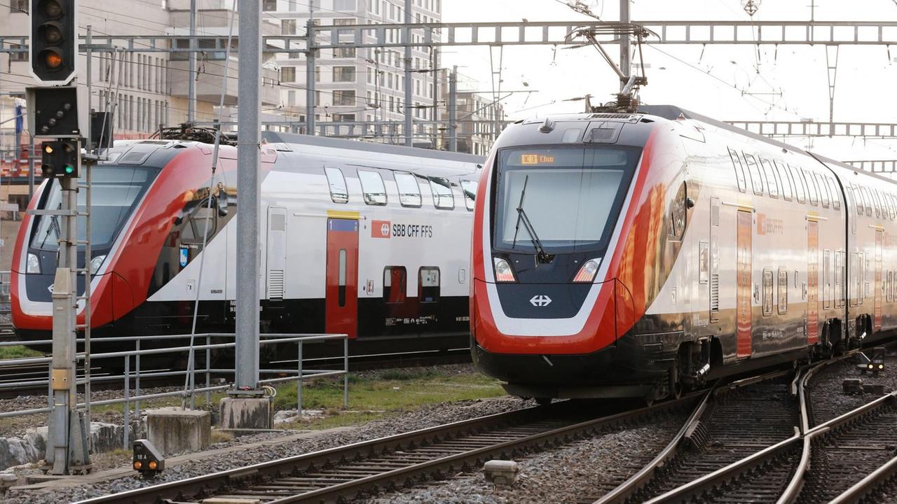 Zwei Züge nebeneinander im Schienenverkehr in der Schweiz, Zürich.
