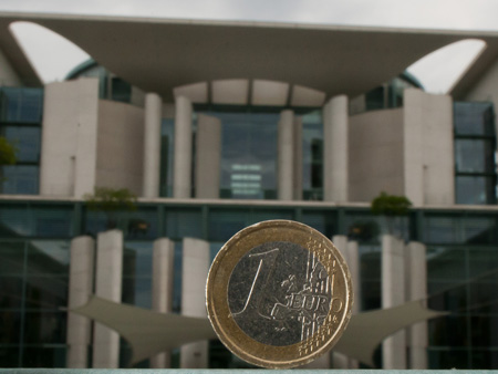 Ein-Euro-Münze vor dem Bundeskanzleramt in Berlin
