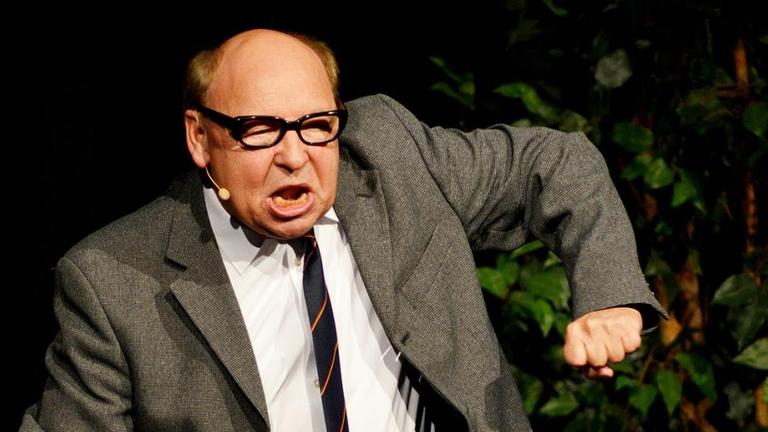 Kabarettist Hans-Joachim Heist alias Gernot Hassknecht. Der aus der "Heute Show" bekannte Schauspieler während seines Kabarett-Programms in Landshut 2014.