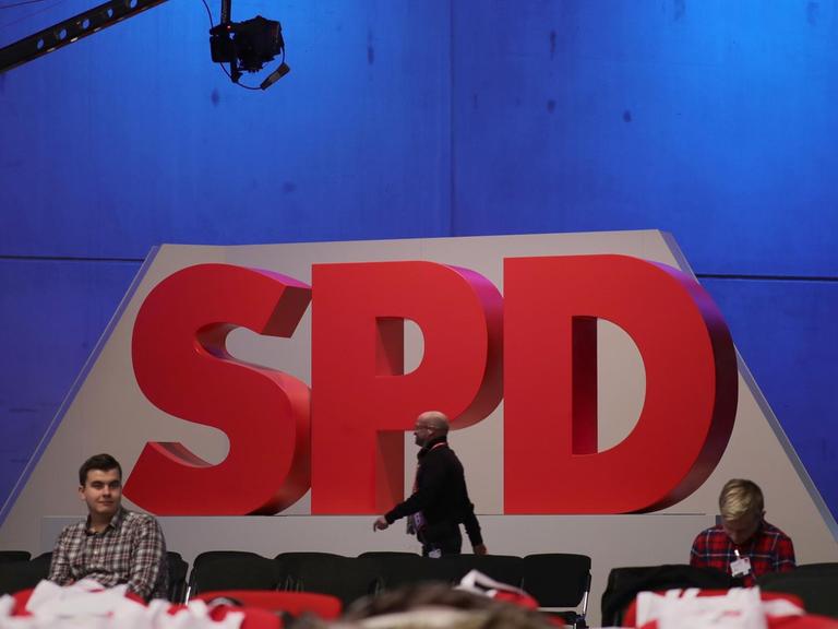 Das Logo der SPD beim Bundesparteitag am 07.12.2017 in Berlin.