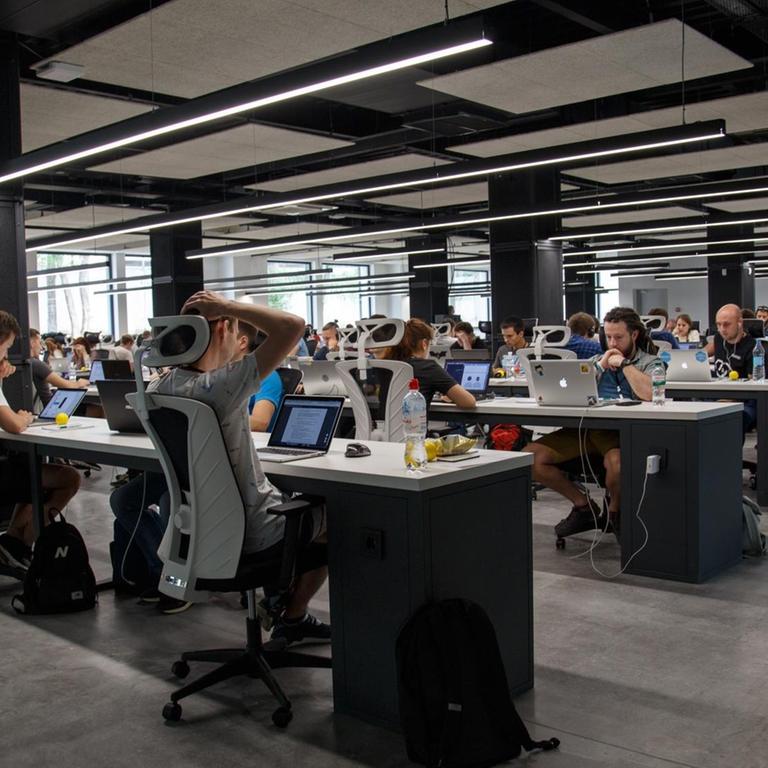 Ein Großraumbüro mit vielen ARbeitsplätzen.