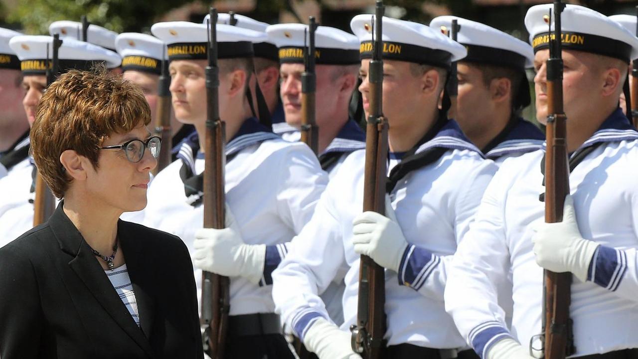 Annette Kramp-Karrenbauer ist neue Verteidigungs-Ministerin.