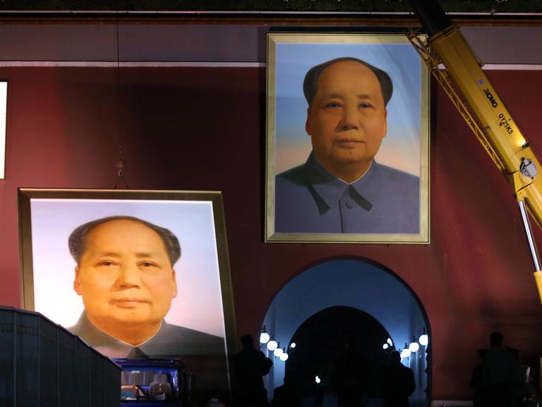 Arbeiter tauschen am Platz des Himmlischen Friedens das alte Mao-Porträt gegen ein neues aus.