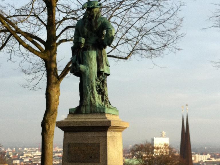 Das BIld zeigt den Großen Kurfürsten auf der Sparrenburg mit Blick auf die Stadt.