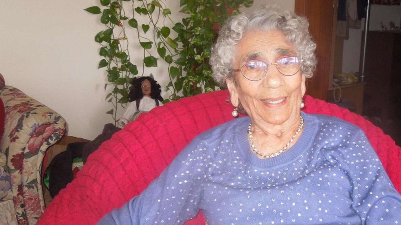 Die 97-jährige Holocaust-Überlebende Zilli Schmidt sitzt in einem Sessel und schaut in die Kamera.
