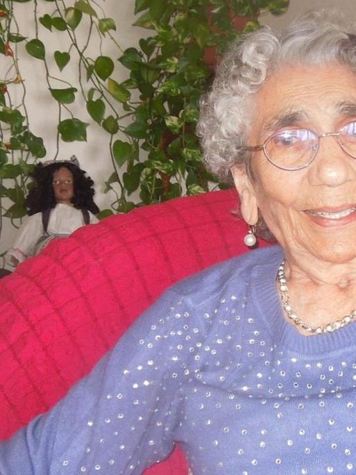 Die 97-jährige Holocaust-Überlebende Zilli Schmidt sitzt in einem Sessel und schaut in die Kamera.