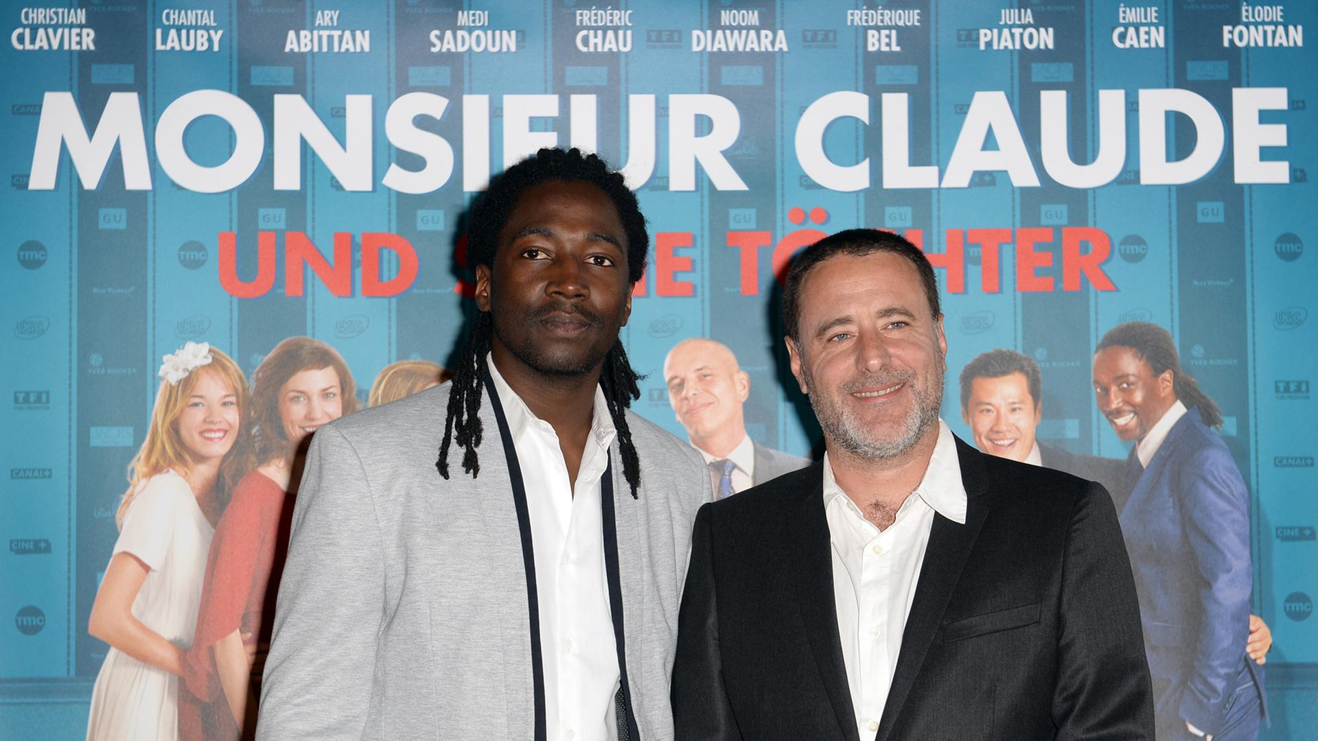 Der französische Regisseur Philippe de Chauveron (rechts) und der Schauspieler Noom Diawara kommen bei der Deutschlandpremiere des Films "Monsieur Claude und seine Töchter" im Kino International in Berlin.