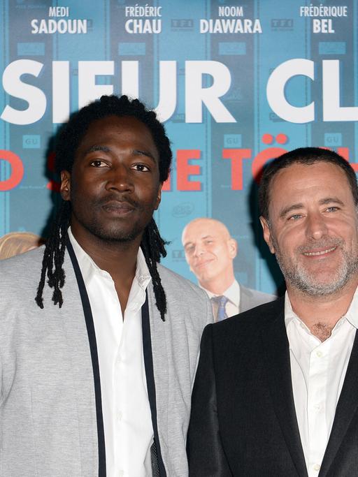 Der französische Regisseur Philippe de Chauveron (rechts) und der Schauspieler Noom Diawara kommen bei der Deutschlandpremiere des Films "Monsieur Claude und seine Töchter" im Kino International in Berlin.