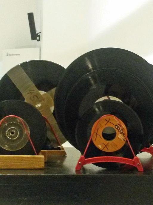 Schallplattenkonzert mit Fundstücken: eine Versuchsordnung des Klangtüftlers Claus van Bebber